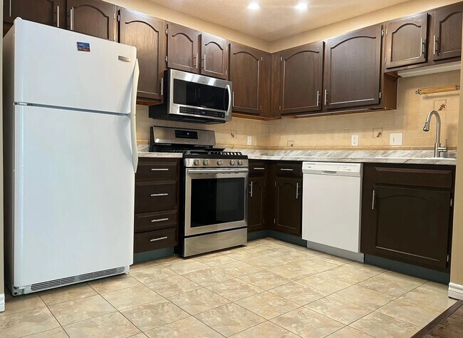 Building Photo - 379 Huse Rd