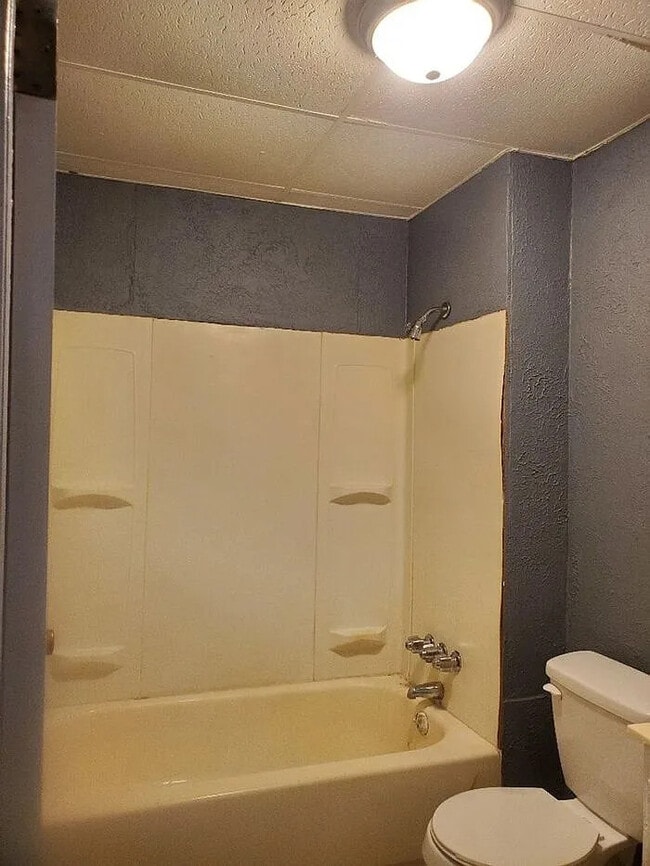 Building Photo - 2 Bedroom 1 Bathroom