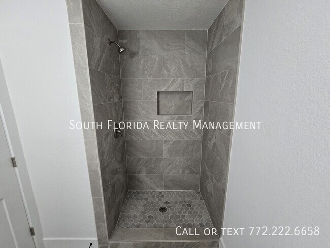 Building Photo - 541 SE Penn Ave