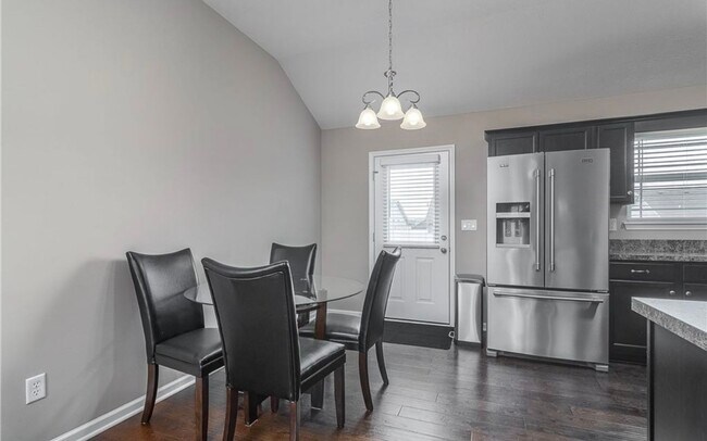 Building Photo - 3BR/2BA Home with Two Car Garage, Fenced B...