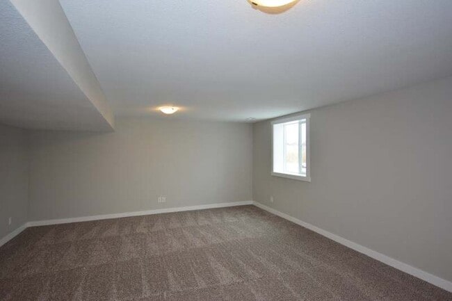 Building Photo - 5447 Rowling Dr