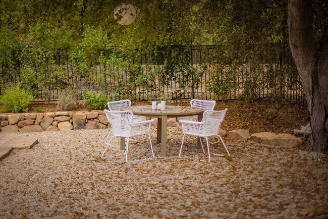 Building Photo - Ojai hideaway!