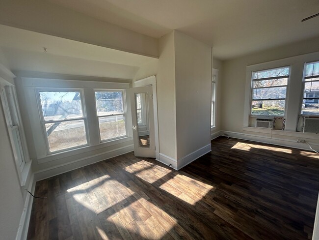 Building Photo - Spacious Large Duplex