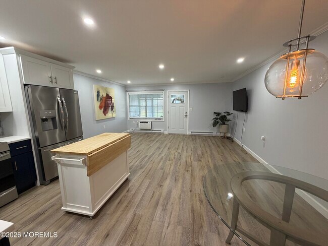 Building Photo - 533E Dartmoor Ct