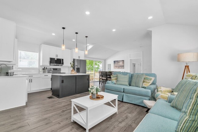 Building Photo - Charming 3BD/2BTH Home with Private Backyard in the Heart of Safety Harbor