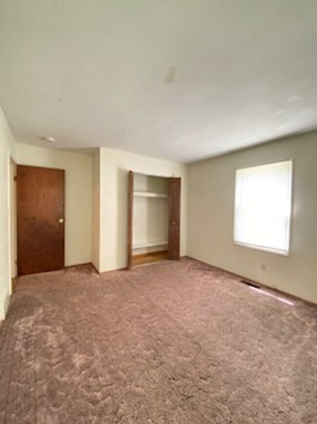 Building Photo - 3 Bedroom Home Available in Elkhart!
