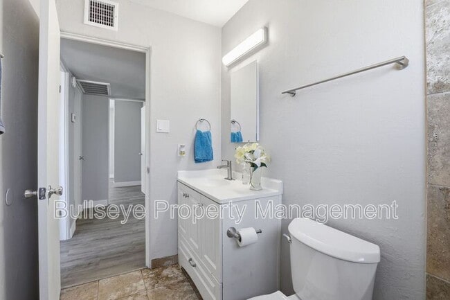 Building Photo - 1102 N 28th Pl