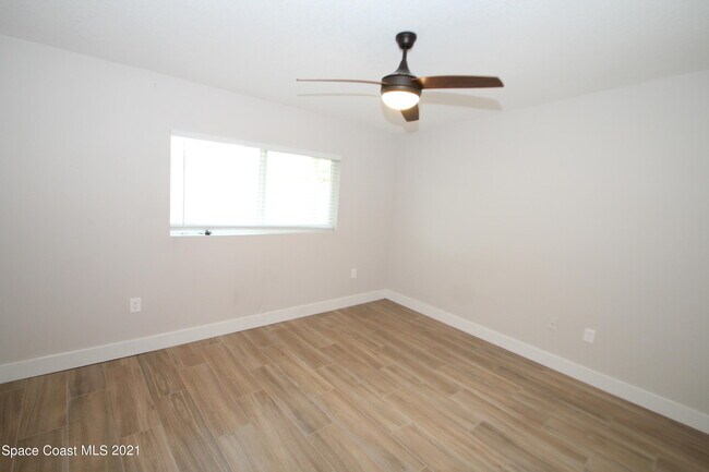 Building Photo - 580 Pine Tree Dr