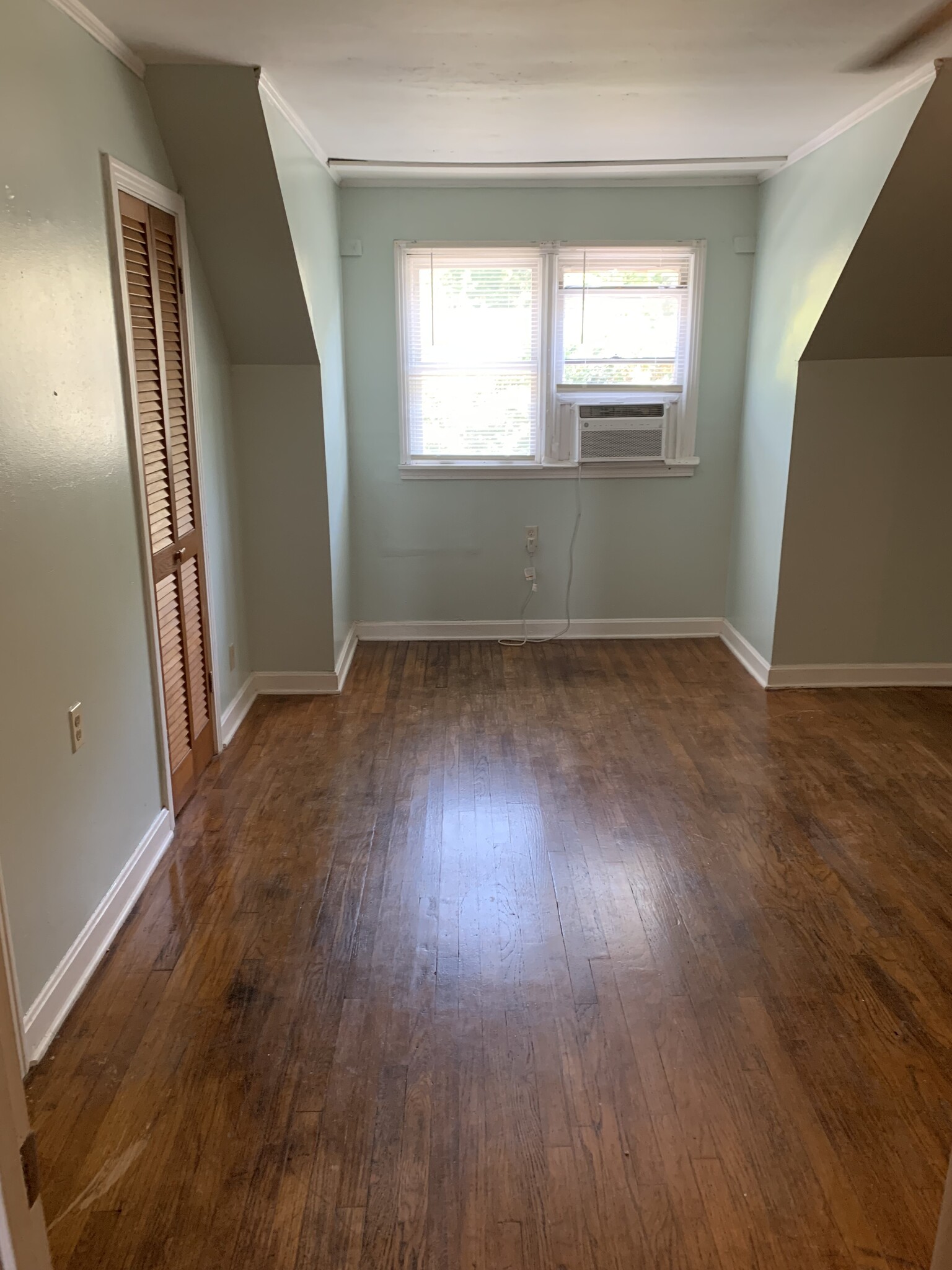 Upstairs Large Bedroom - 325 Oxford St