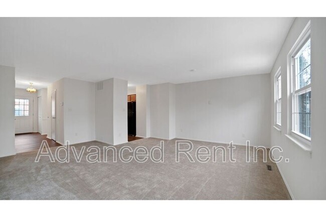 Building Photo - 10 Watkins Glen Ct