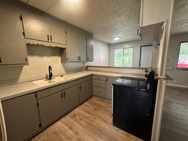 Building Photo - 507 S Connor Ave