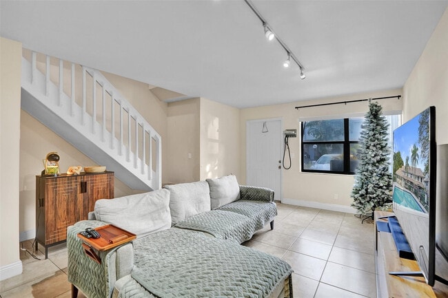 Building Photo - 9851 Riverside Dr