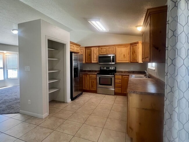 Building Photo - Lovely 4-Bedroom House in Lehi
