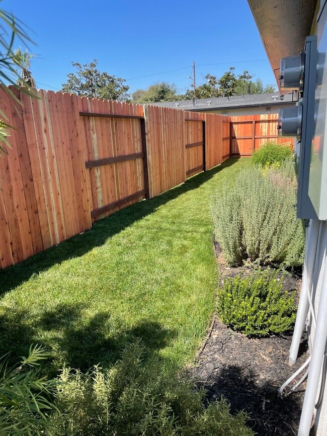 Building Photo - 645 Seal St