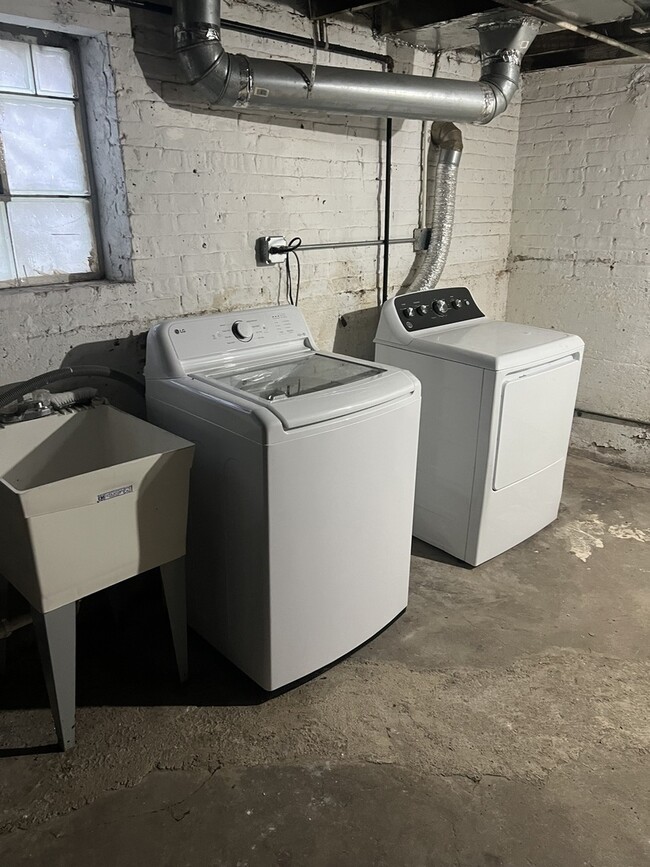 Building Photo - 8416 S Euclid Ave