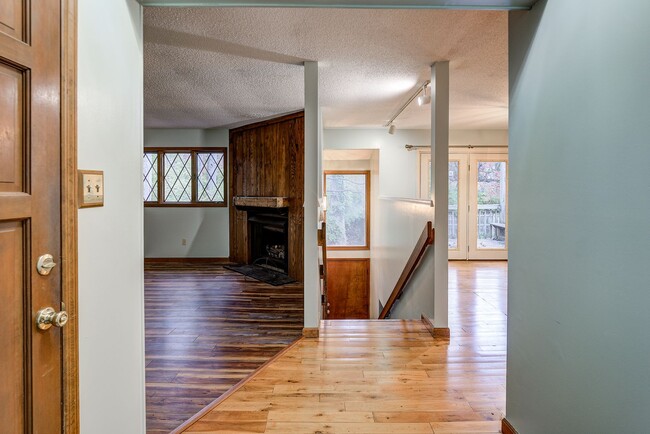 Building Photo - Large home in a beautiful setting close to all JC amenities