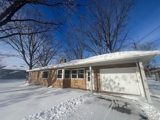 Building Photo - Click the “Apply Now” button or email wapmrentals@gmail.com for a prompt response.