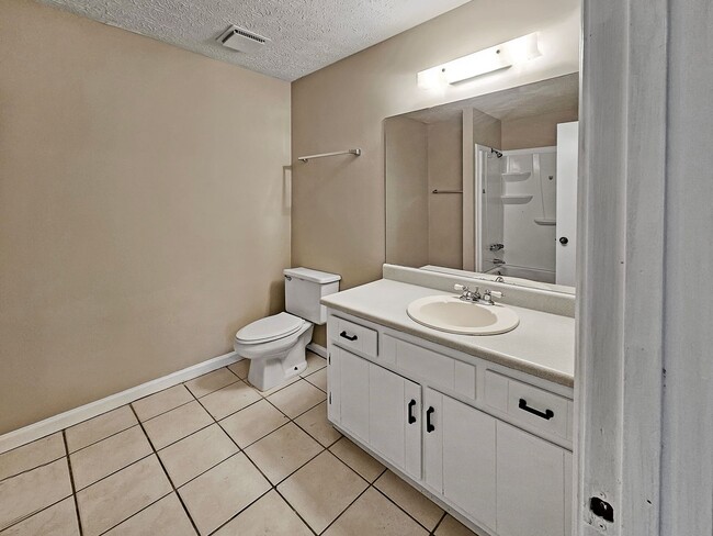 Building Photo - Recently Updated 2/2.5 Flat in Duplex Building - Housing Vouchers Accepted