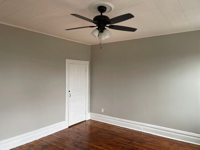 Building Photo - Beautiful, Sparkling New Kitchen - 4 Bedro...