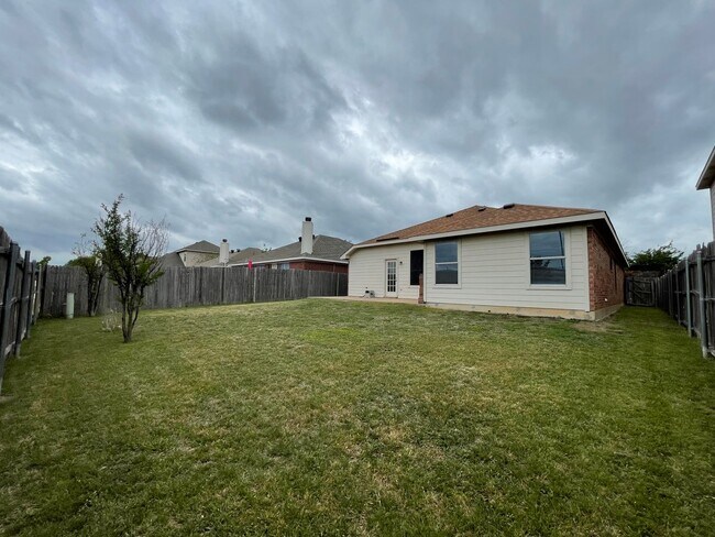Building Photo - COMING SOON - 3 BEDROOM 2 BATH HOME IN SW ...