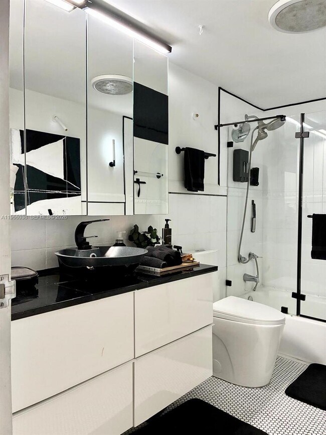 Building Photo - 900 Bay Dr