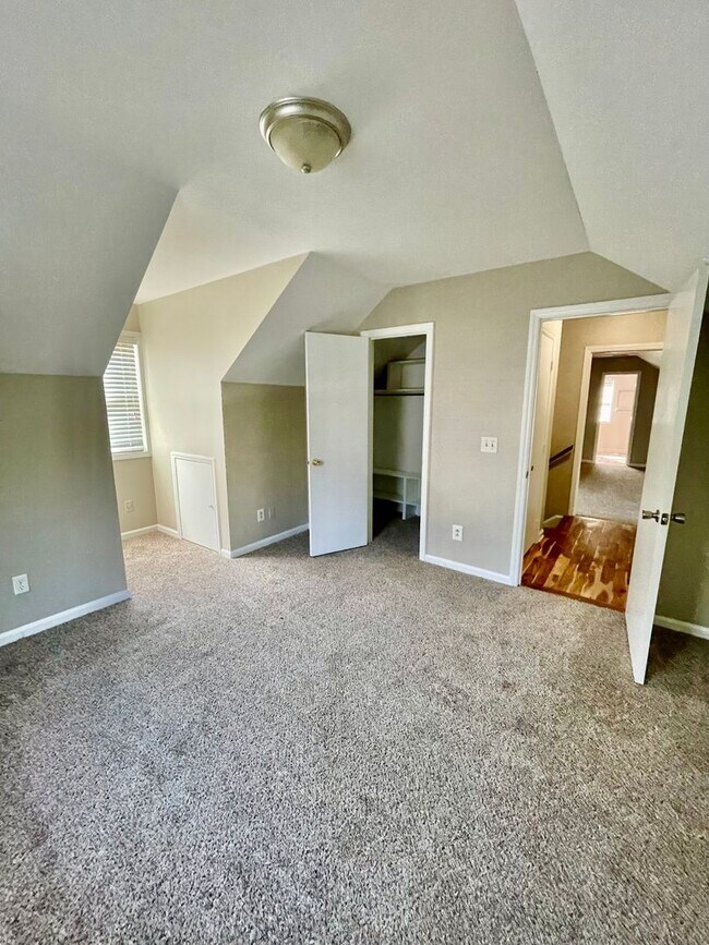 Building Photo - Welcome to view, a charming 4-bedroom, 2-bathroom home located in the heart of Charlotte, NC.