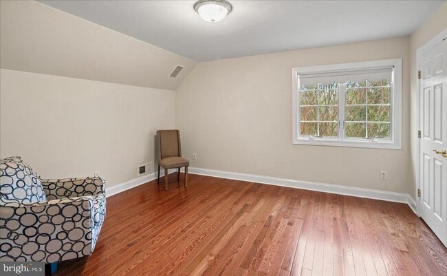 Building Photo - 12 Windermere Way