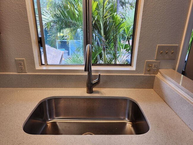 Building Photo - 2/1 Cottage in North Kihei