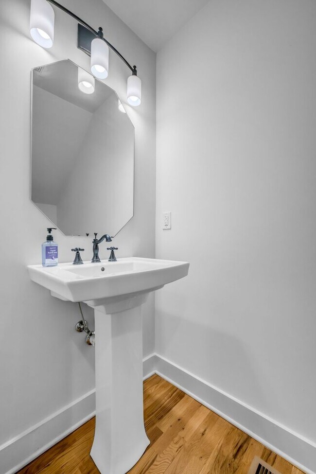 Building Photo - 3-bedroom, 2.5-bath rental home located in Nashville’s vibrant, 12 South!