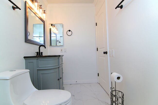 Building Photo - 5604 Bloomfield St