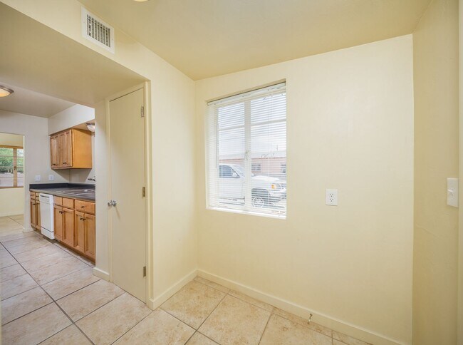 Building Photo - Great Central Location