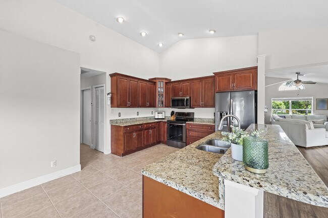 Building Photo - 6238 Pompano St