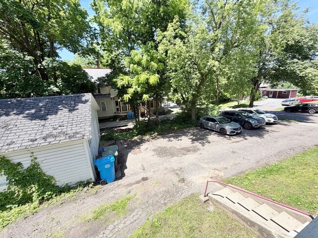 Building Photo - 3 Bedroom Apartment Superior South End Location Burlington Available 7/1! OFF STREET PARKING + LA...