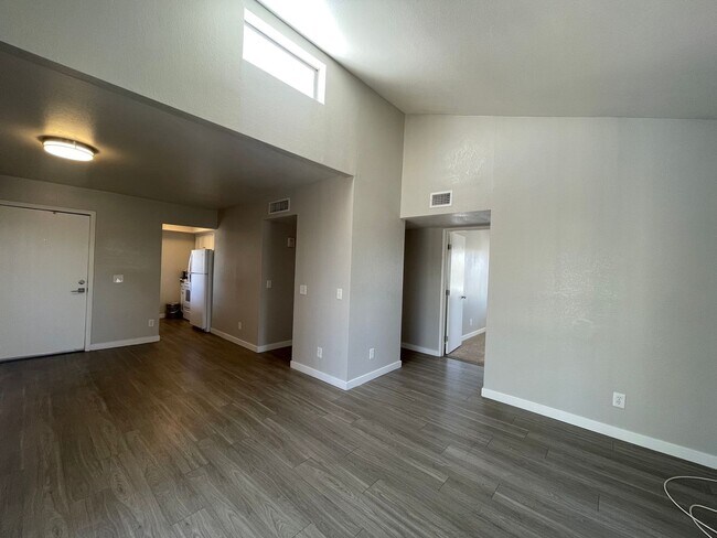 Building Photo - Lovely 2 Bedroom 2 Bath with Fireplace!