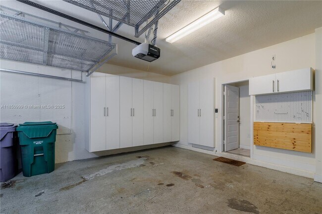 Building Photo - 10590 NW 78th Terrace