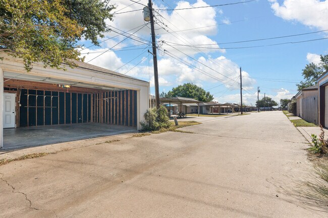 Building Photo - 1303 Chapel Creek Rd