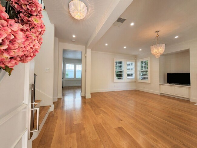 Building Photo - Updated Home Available in Downtown Palo Alto available first week of September!