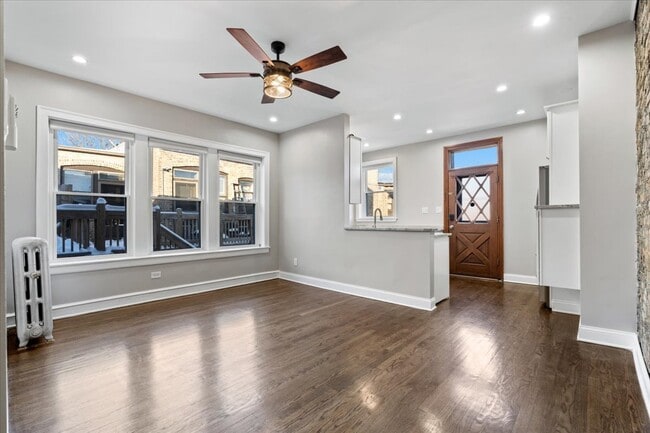 Building Photo - 6553 N Greenview Ave