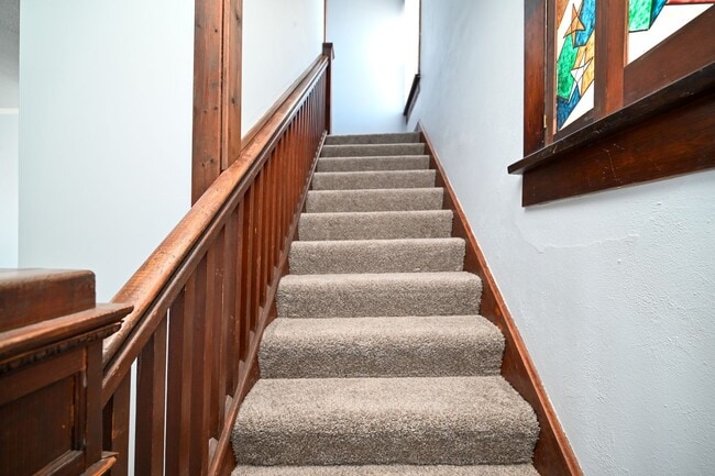 Building Photo - Large 4 Bedroom/2 Bath Home For Rent