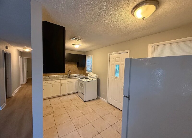 Building Photo - 3521 Dundale Rd