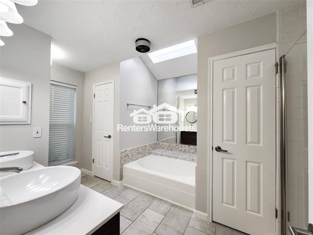 Building Photo - 12800 Briar Forest Dr