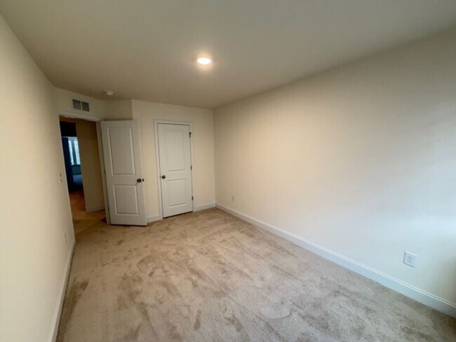 Building Photo - Mebane / Townhouse