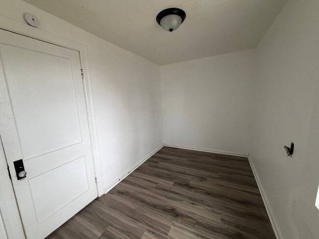 Building Photo - Lovely 2 Bedroom / 1 Bath for Rent - Section 8 Welcome