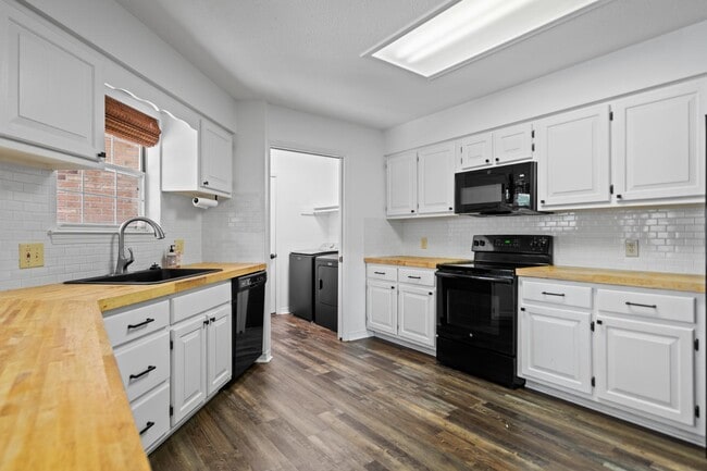 Building Photo - 87133 Golf Club Dr