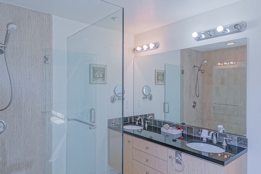 Building Photo - 1236 Poplar Ave