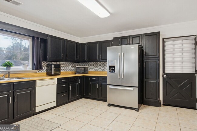 Building Photo - 115 Pine Tree Dr