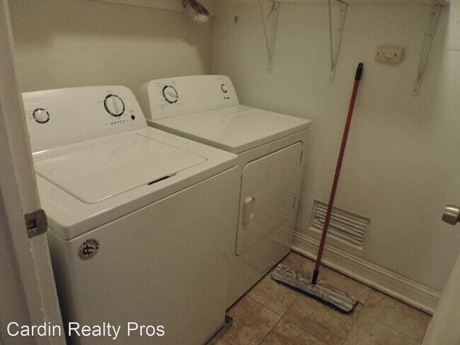 Building Photo - 1 br, 1 bath House - 2366 Roundhouse Rd