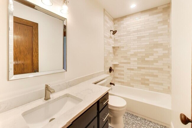 Building Photo - 858 N Wolcott Ave