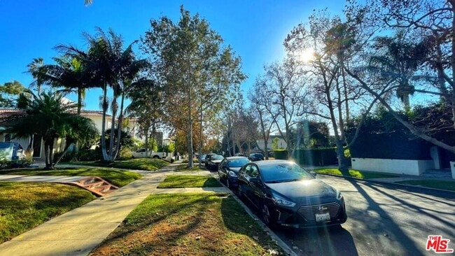 Building Photo - 838 N Sycamore Ave