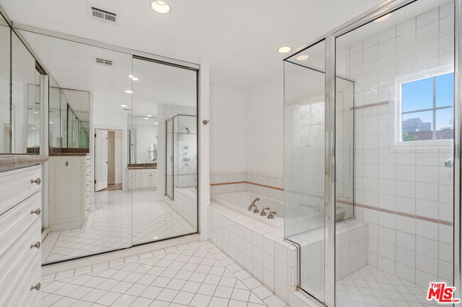 Building Photo - 234 S Roxbury Dr